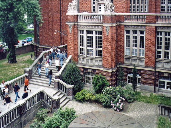 Campus der TU Dresden: Blick aus dem Beyer-Bau, Foto: TU Dresden / Eckold