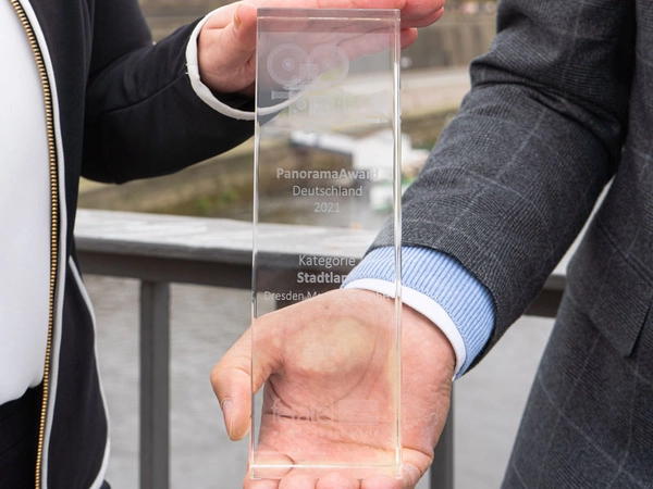Der Pokal zum feratel PanoramaAward Deutschland ist in Dresden angekommen. Foto: Tommy Halfter