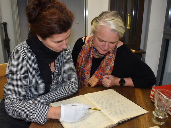 Provenienzforscherin Lore Liebscher und Museumsleiterin Sina Lorbeer-Klausnitz beim Erstcheck im Museum Burg Mylau, Foto: Celeste Schmidt  