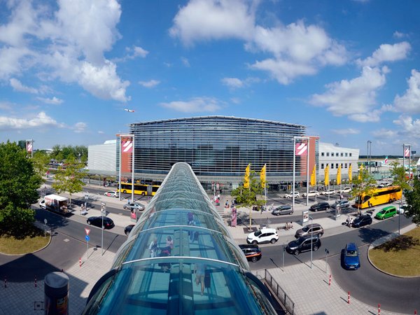 Flughafen Dresden Terminal: Vorfahrt mit Kurzzeitparkplätzen, Skywalk vom Parkhaus zum Terminal, Foto: Flughafen Dresden GmbH, Michael Weimer