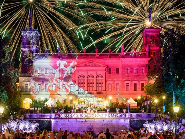 Feuerwerk über dem bunt beleuchteten Schloss Albrechtsberg anlässlich der Dresdner Schlössernacht, Foto: Michael Schmidt