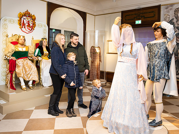 Innenaufnahme der Winterausstellung "Drei Haselnüsse für Aschenbrödel" im Schloss Moritzburg mit faszinierenden Filmkostümen. Foto: Daniel Bahrmann (DML-0) Innenaufnahme der Winterausstellung "Drei Haselnüsse für Aschenbrödel" im Schloss Moritzburg mit faszinierenden Filmkostümen. Foto: Daniel Bahrmann (DML-0)