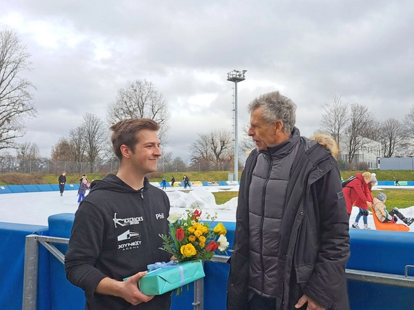 Der 20-jährige Philip aus Dresden war am Freitag, 24. Februar 2023, der 100.000 Besucher der JOYNEXT Arena in der Eislaufsaison 2022/2023. Foto: Stadt Dresden