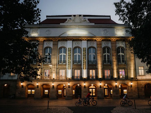 Dresden Schauspielhaus am Abend, Foto: Sebastian Weingart (DML-BY)
