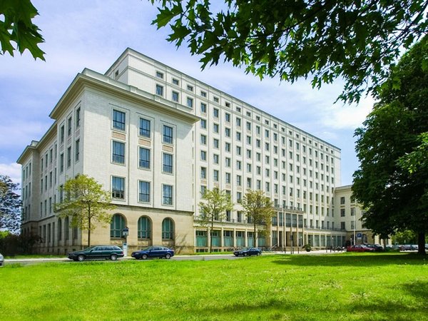 Das Zentrale Institutsgebäude der HTW Dresden am Friedrich-List-Platz, Foto: Peter Sebb