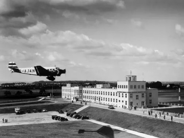 Rudolf Berthold landet in Klotzsche 1935, Foto: Mitteldeutsche Flughafen AG 