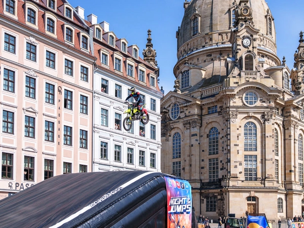 Matej Cesak vor der Frauenkirche in Dresden, Foto: Aust / Michael Schmidt 