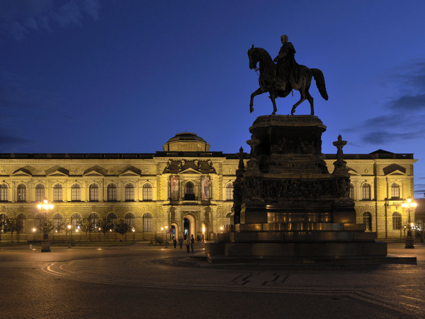 Semperbau am Abend mit König-Johann-Denkmal, Foto: Frank-Exß-(DML-BY) Semperbau am Abend mit König-Johann-Denkmal, Foto: Frank-Exß-(DML-BY)