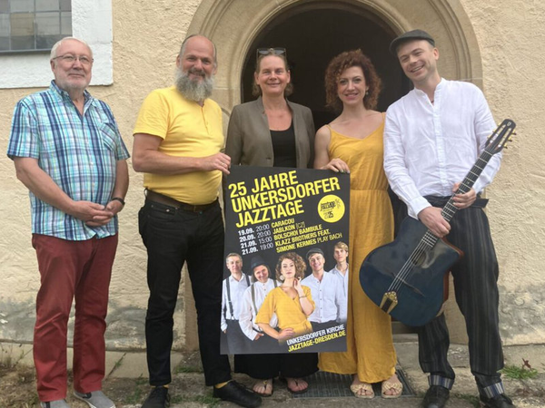 Foto v.l.n.r. Otfried Kotte (73), Kilian Forster (57), Tanja Grandmontagne (55) mit Jana Pöche (36) und Frank Schlüter (33) von der Band Carcou, die das Eröffnungskonzert der Unkersdorfer Jazztage spielen wird, Foto: meeco Communication Services