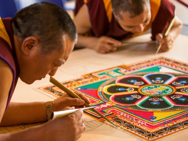 Tibetische Mönche erstellen ein Sandmandala, Foto: Buddhistisches Zentrum Santen Shenpen Ling e.V. 